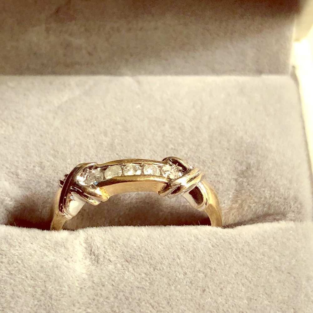 💎💍10k. yellow gold  and diamond band 💎 💍 ..28